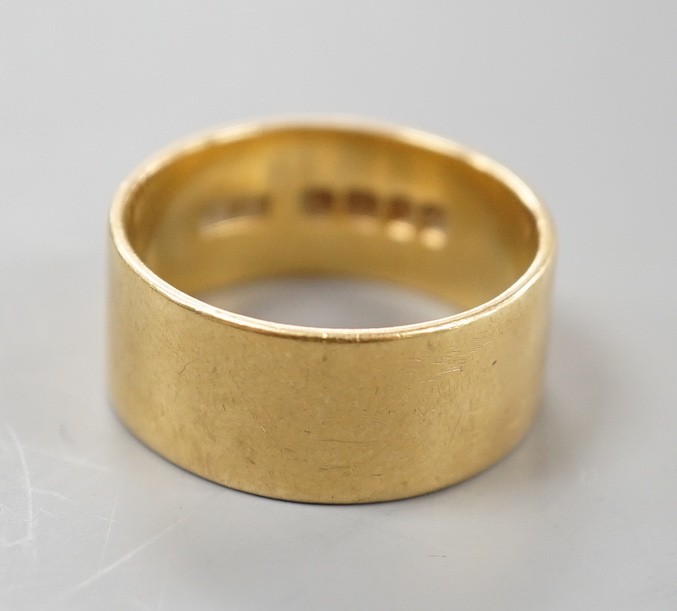 An 18ct gold wedding band, size U, 10.5 grams.